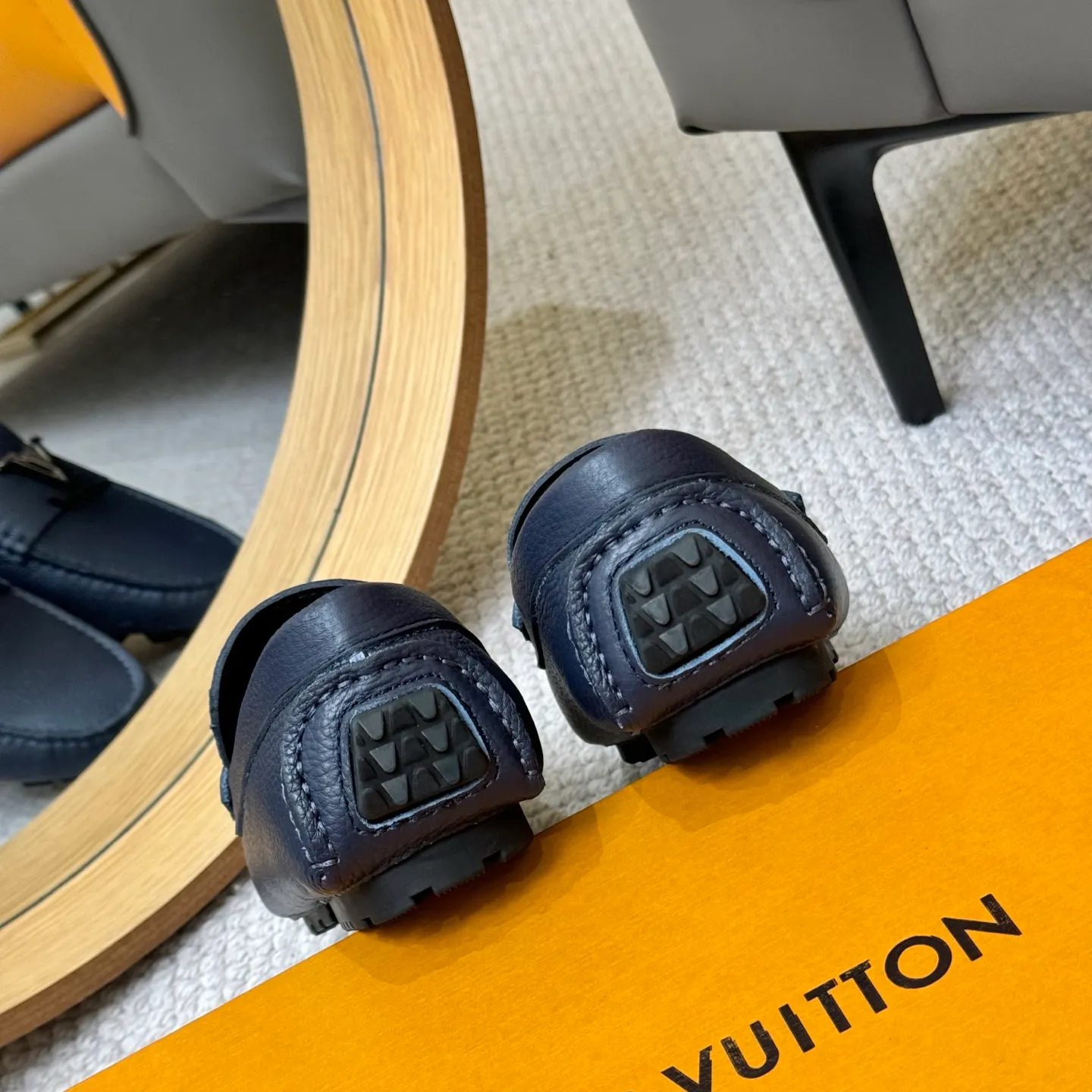 Men's men's shoes 💰420 (Yangli) LV 2⃣️0⃣️2⃣️5️⃣Spring and summer counter GLORIA series models ✈️Original factory special leather production, original last type. A classic driving slip-on casual shoe that shows an elegant style with exquisite craftsmanship details such as Monogram embossing all over the upper🌀Italian imported calfskin fabric Sheepskin foot pads➕Inside～Private mold replica sole Unique style Comfortable driving slip-on Size: 4-12 (38-46) Comes with [Counter packaging: original box, wrapping paper, card, instruction manual, shoehorn, cloth bag] No pressure to enter and leave the counter!